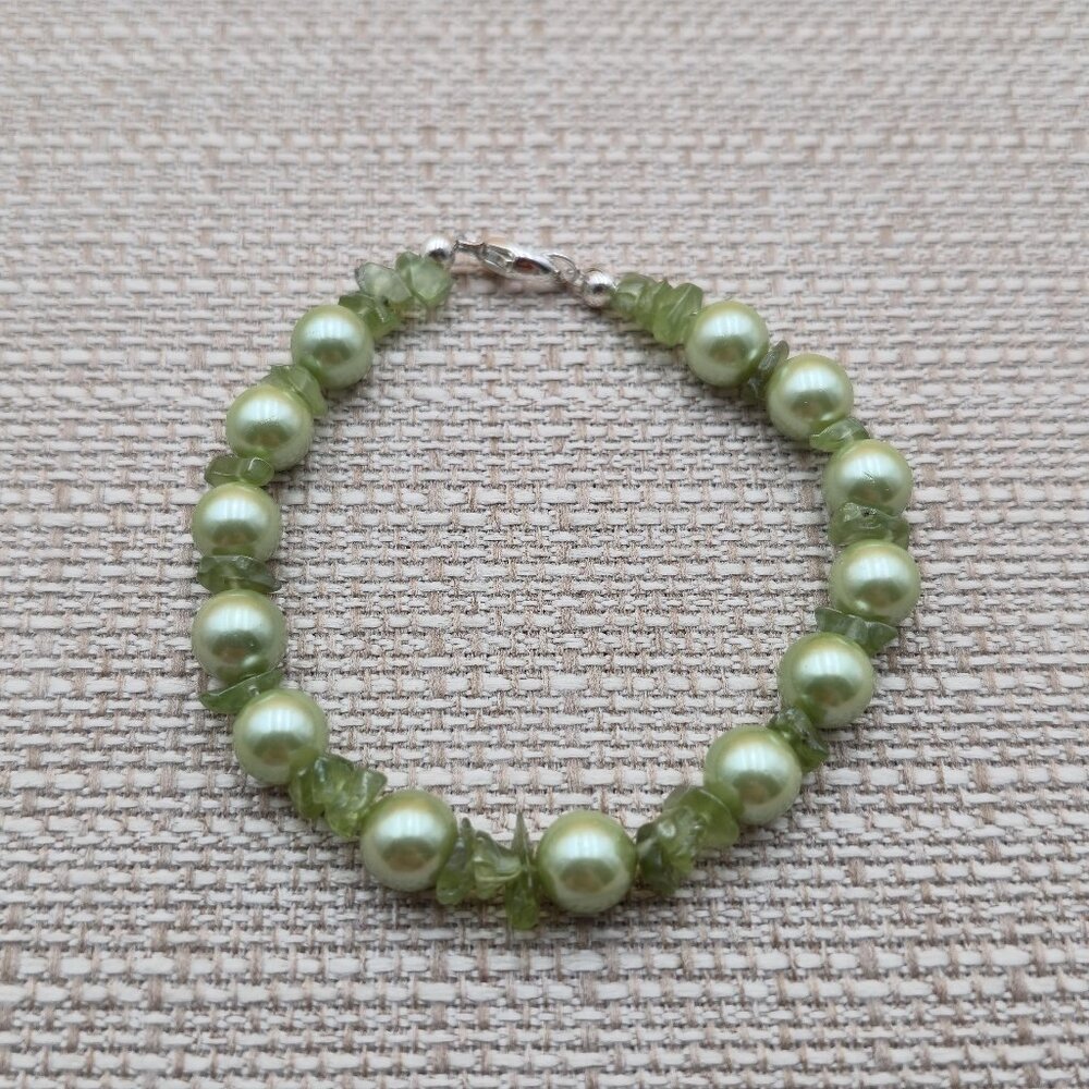 7.5 Inch Sterling Silver Faux Green Pearls With Peridot Stones Bracelet B563